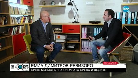 изображение на "Срещу течението": Частни джипки за държавна употреба