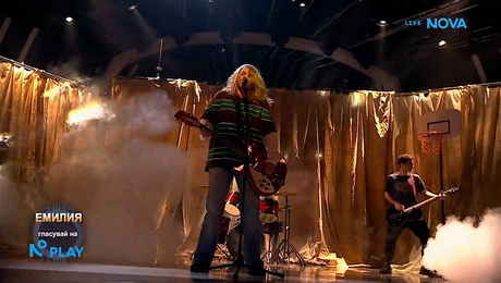 изображение на Емилия като Nirvana - Smells Like Teen Spirit | Като две капки вода